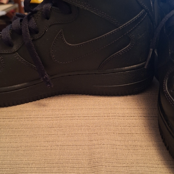 Stylish Black High-Top Sneakers - Picture 8 of 12